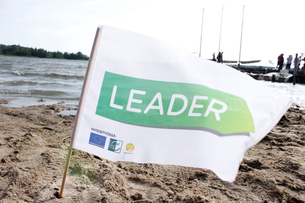 Leader-lippu rannalla