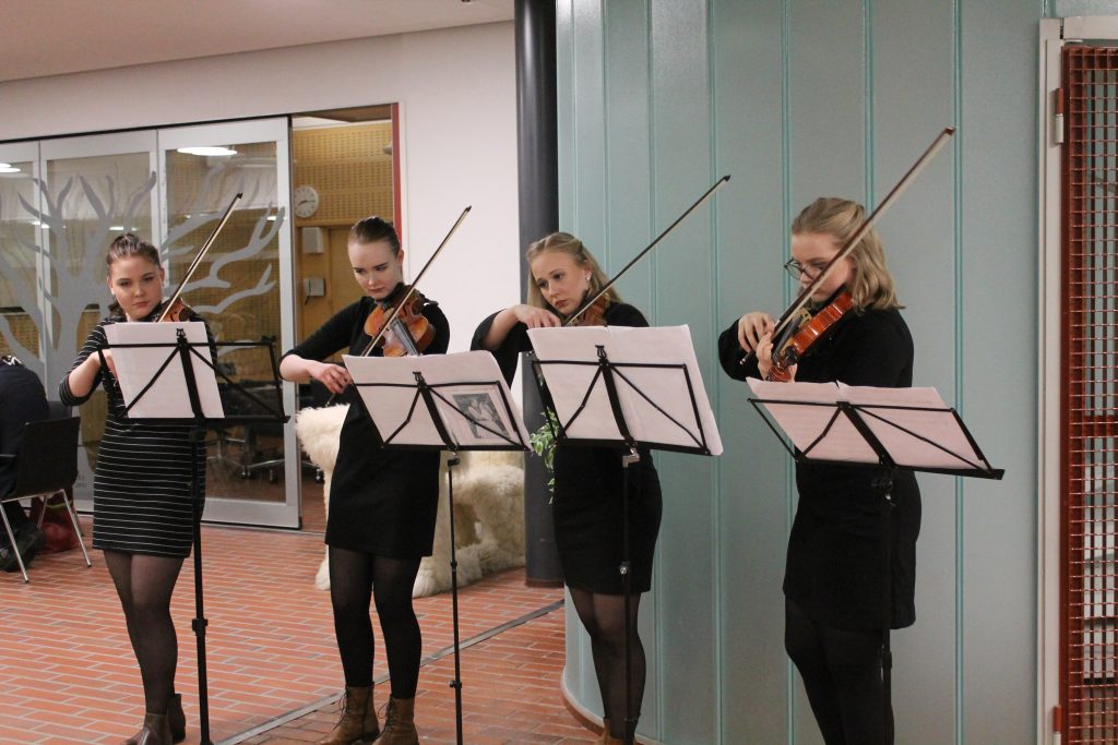 neljä nuorta naista soittaa viulua
