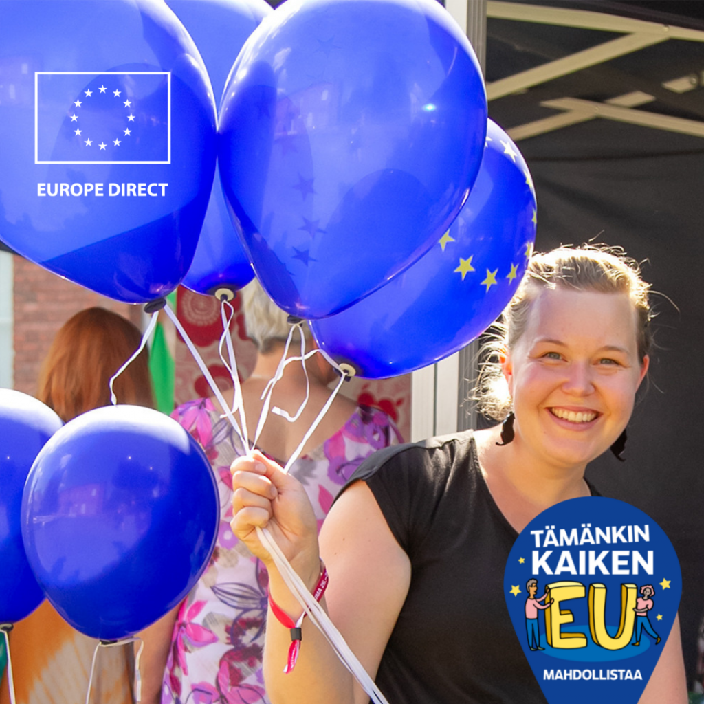 Nainen pitää käsissään EU-ilmapalloja ja hymyilee