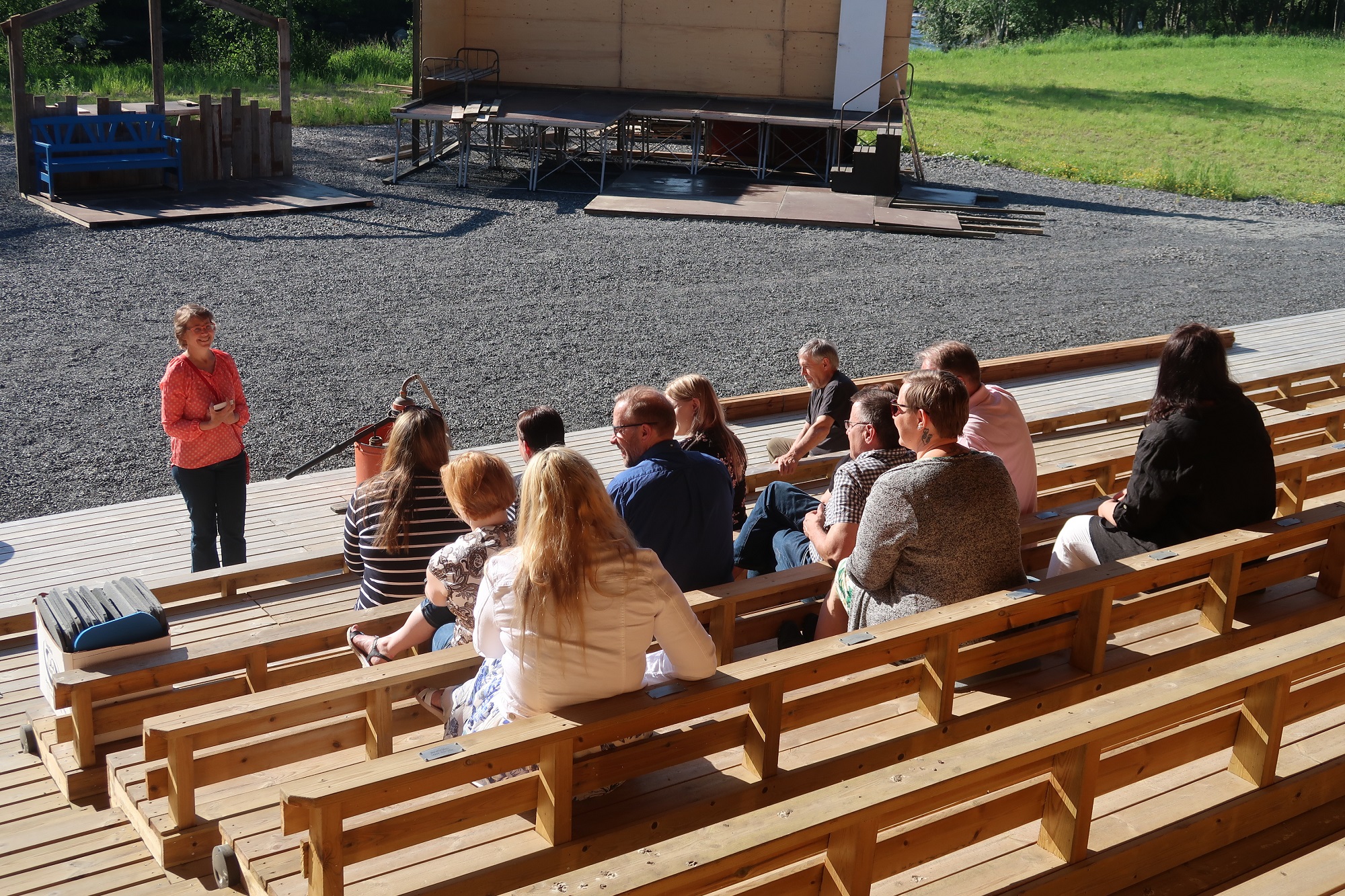 Veneskosken kesäteatterissa ihmisiä katsomossa