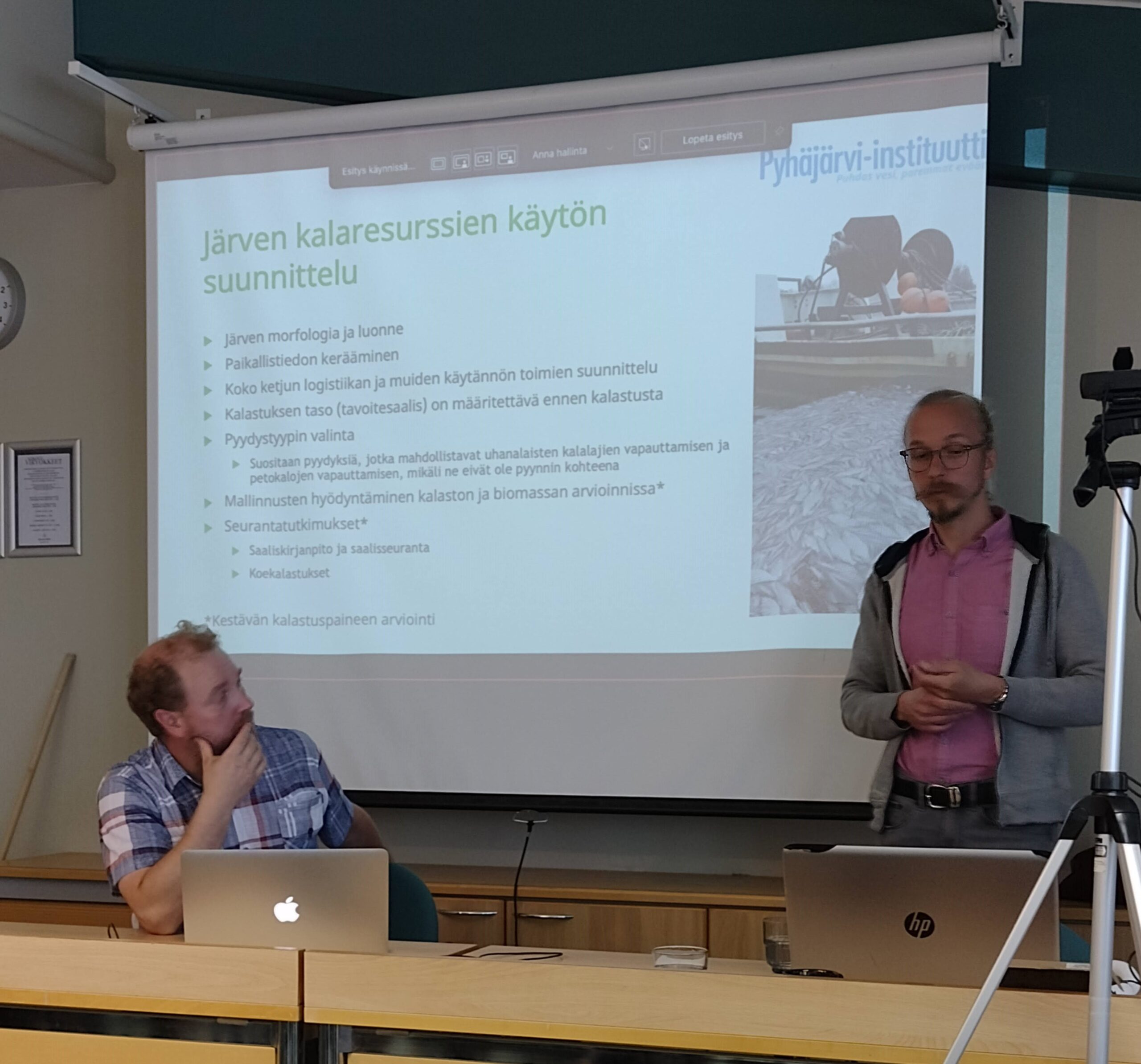Ville Kangasniemi esittelee Pyhäjärvi-instittuutn tutkimuksia power point eistyksen kera