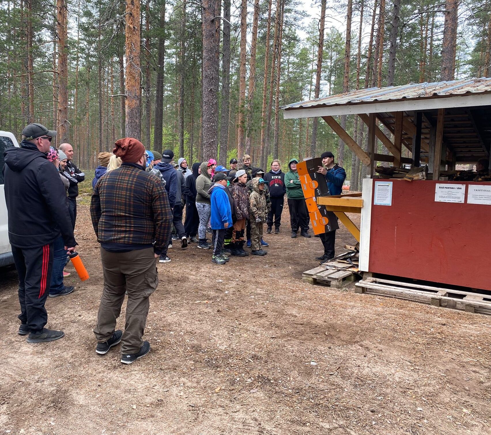 Ihmisiä odottamassa värikuulapelin aloitusta.