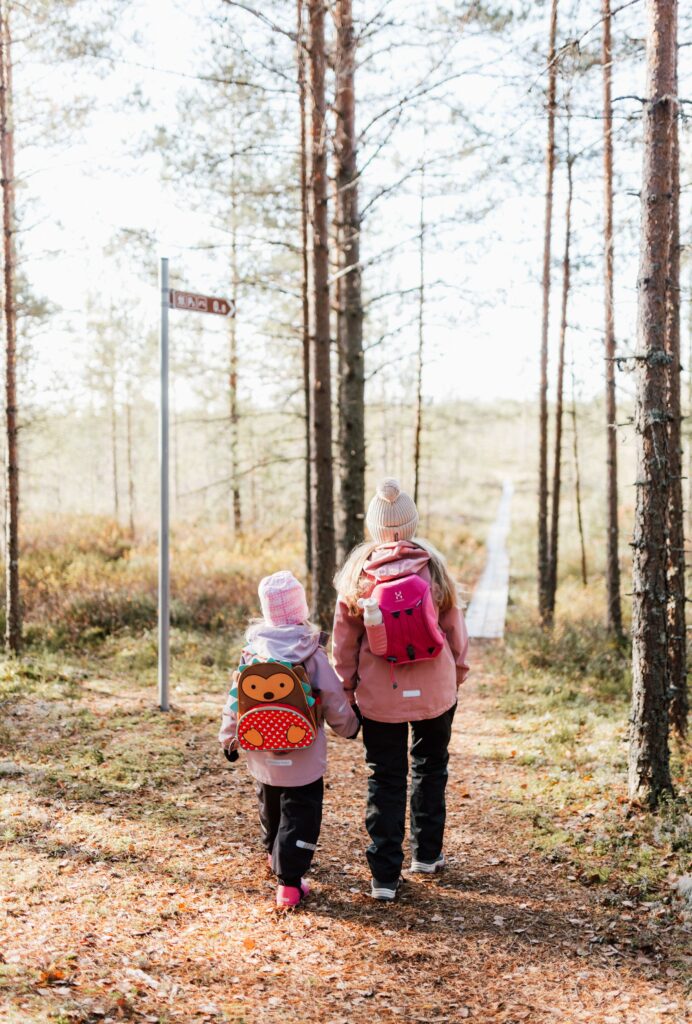 Lapset retkellä. Kuvaaja Krista Ylinen.