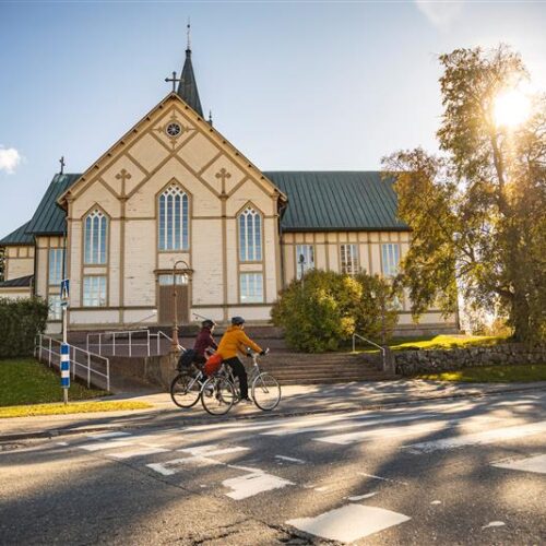 Pyörämatkailua Merikarvian keskustassa kirkon edustalla.