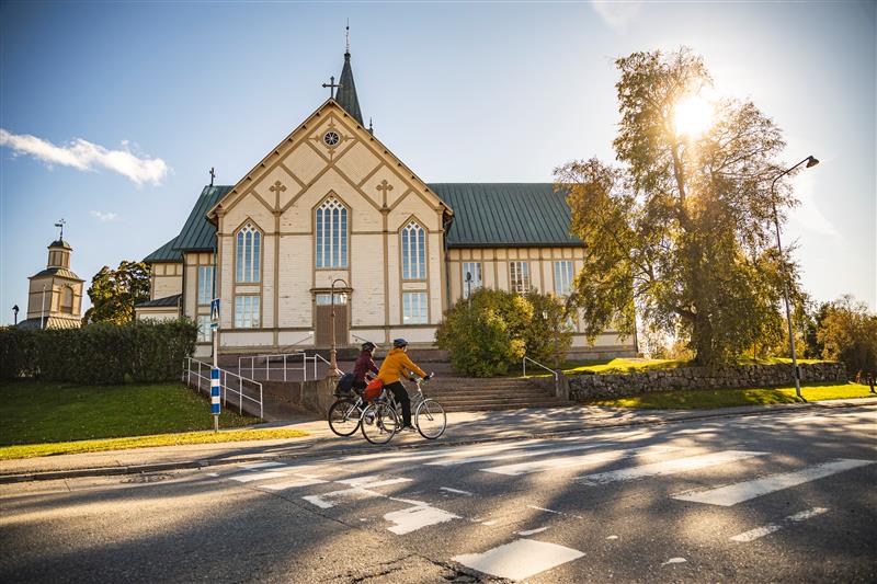 Pyörämatkailua Merikarvian keskustassa kirkon edustalla.