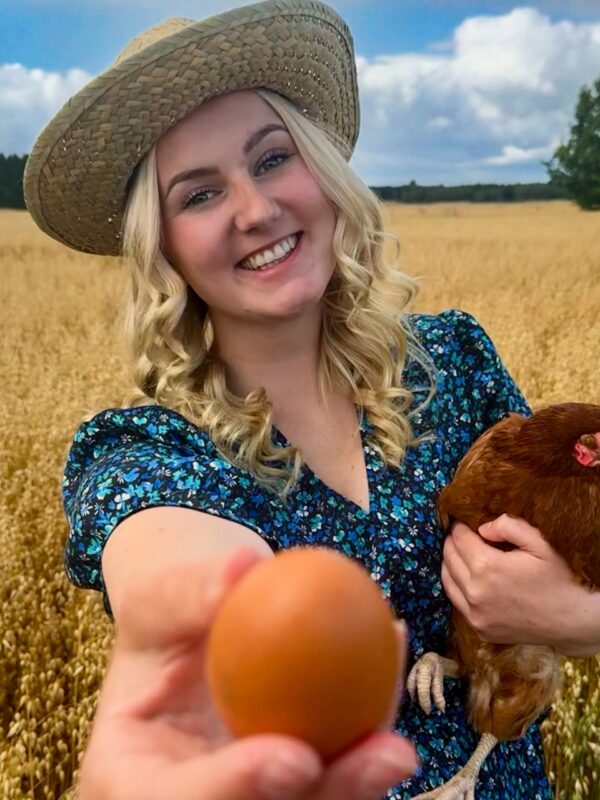 Jenny kanan kanssa pellolla kauniissa maisemissa