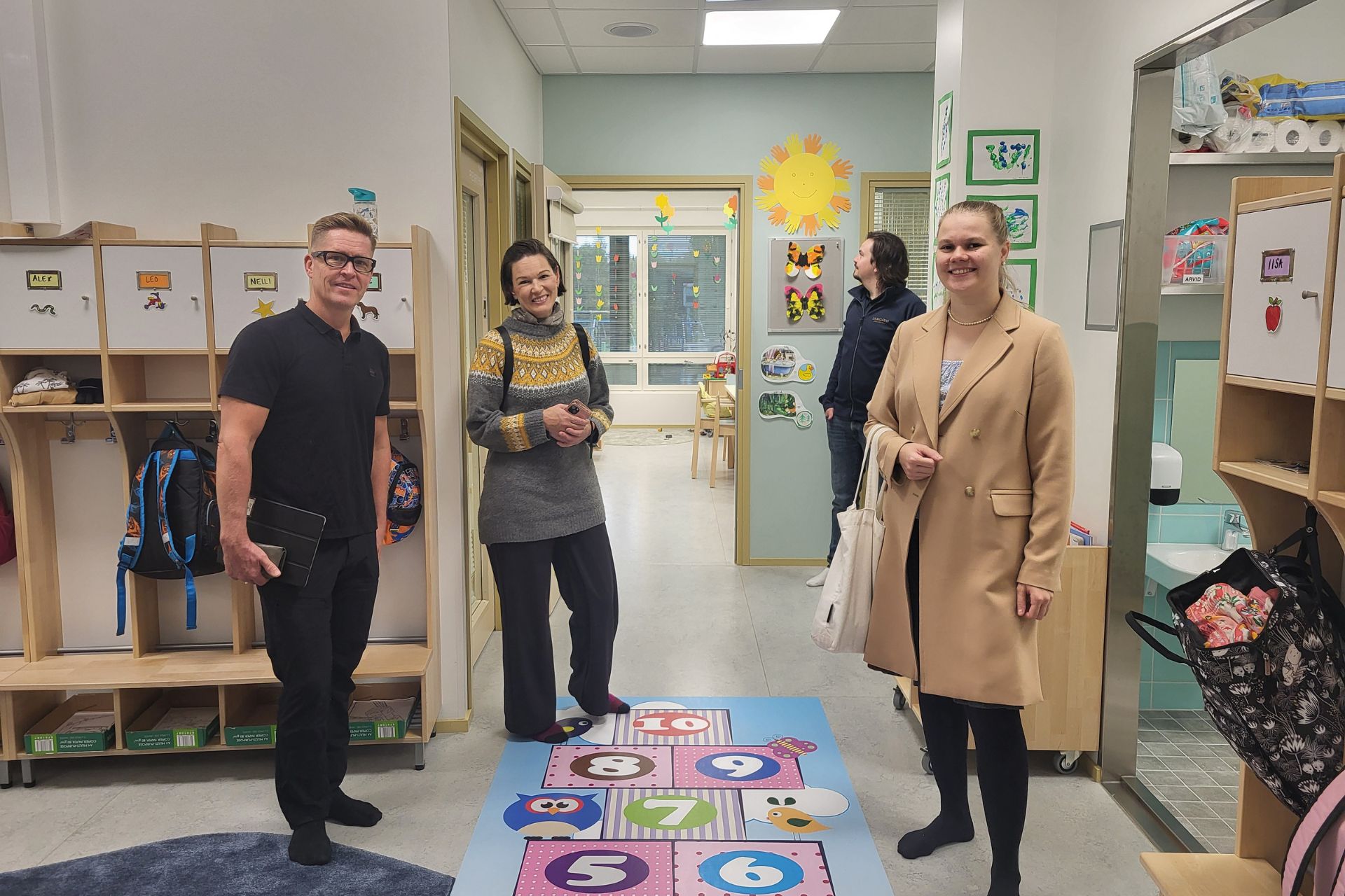 Asumiskokeilijat Sari ja Juuso, sekä Petra, tutustumassa Jämijärven uuteen koulukeskus Pääskyyn kunnanjohtaja Aku Aution esittelemänä.