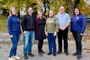 Yhteiskuva lähtöpäivänä. Kuvassa Parkanon asumiskokeilijat Shaun, Saara, Katriina ja Christian, sekä hankkeen puolesta koordinaattoreina toimivat Noora ja Noora-Mari.