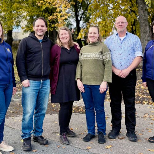 Yhteiskuva lähtöpäivänä. Kuvassa Parkanon asumiskokeilijat Shaun, Saara, Katriina ja Christian, sekä hankkeen puolesta koordinaattoreina toimivat Noora ja Noora-Mari.