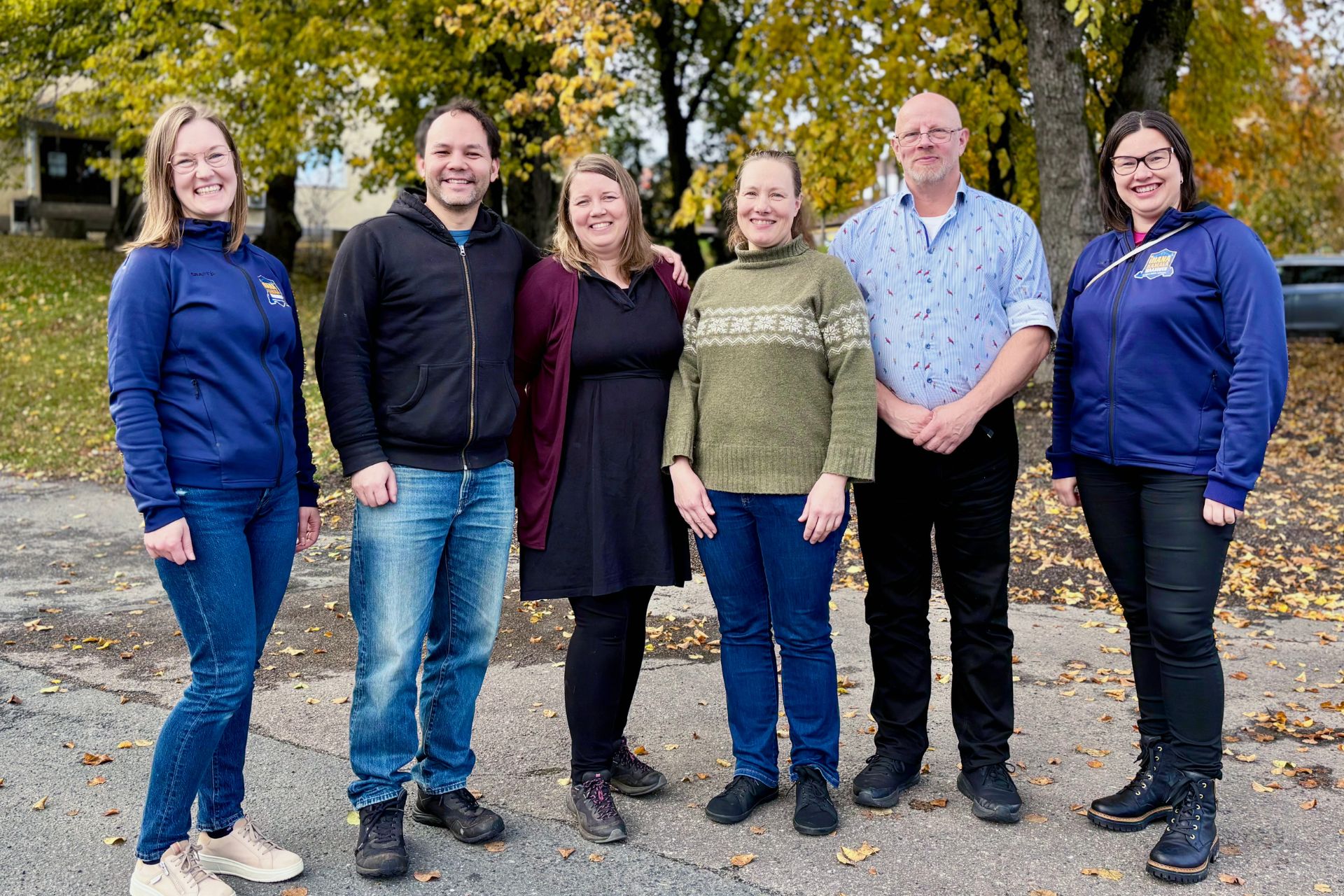 Yhteiskuva lähtöpäivänä. Kuvassa Parkanon asumiskokeilijat Shaun, Saara, Katriina ja Christian, sekä hankkeen puolesta koordinaattoreina toimivat Noora ja Noora-Mari.