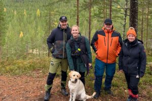 Ikaalisten asumiskokeilijat Vatulanharjulla retkellä.