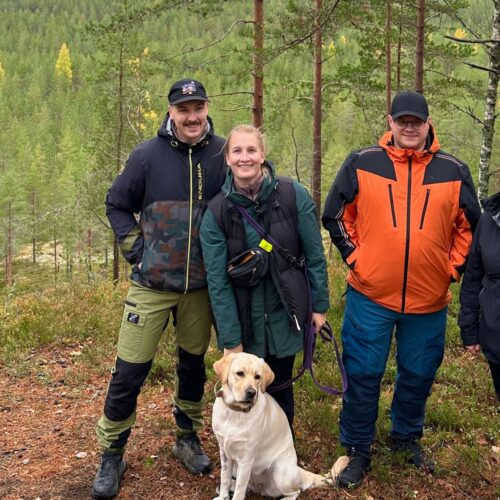 Ikaalisten asumiskokeilijat Vatulanharjulla retkellä.