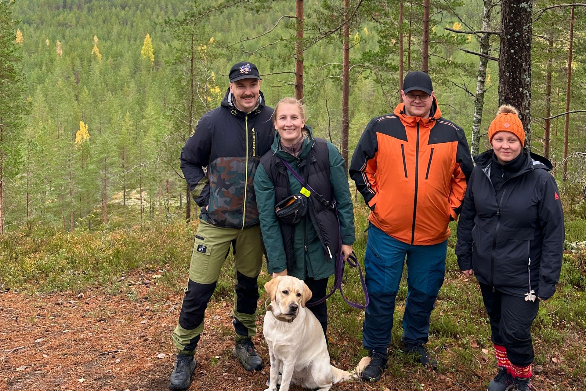 Ikaalisten asumiskokeilijat Vatulanharjulla retkellä.