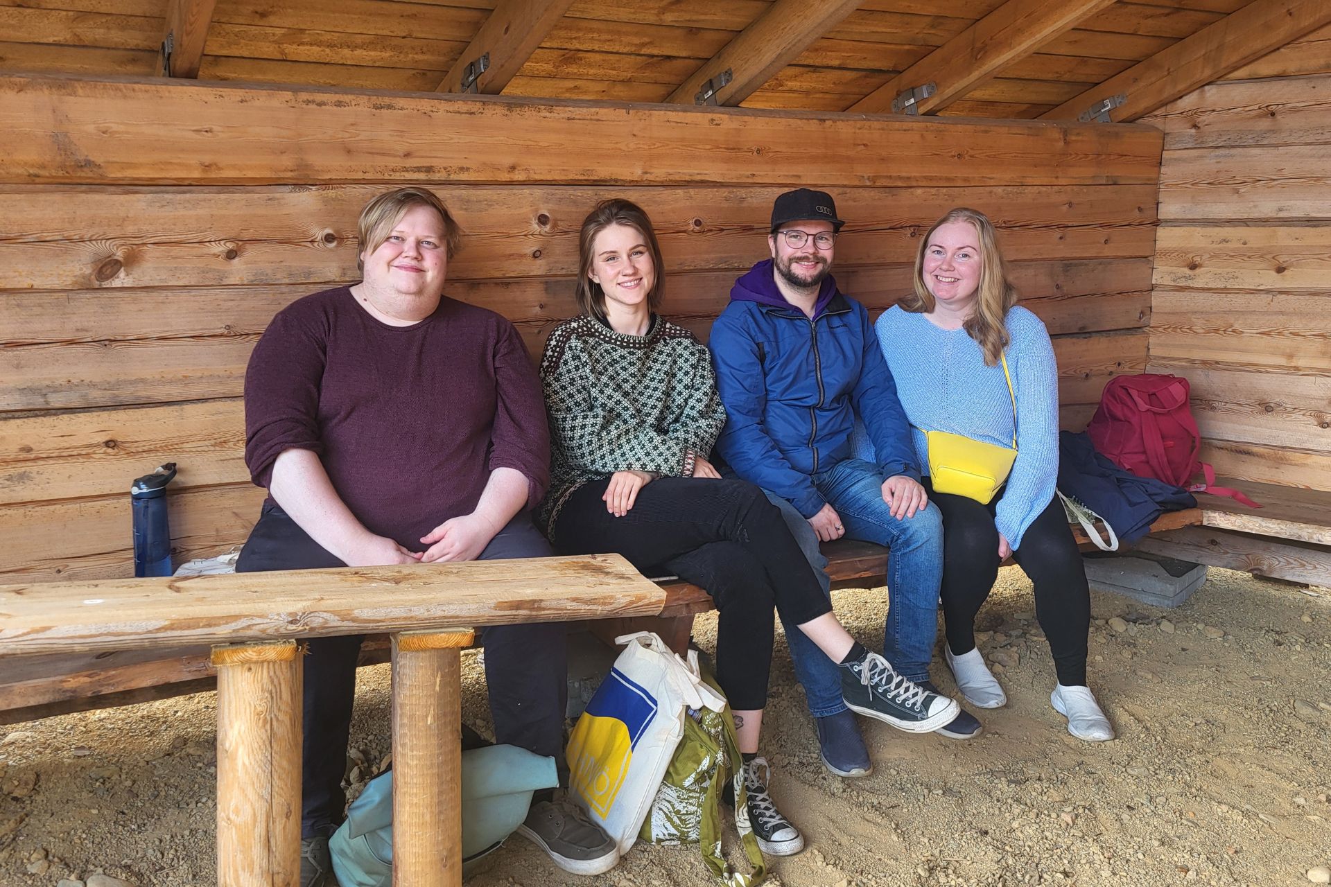 Kihniön asumiskokeilijat Sadonkorjuumarkkinoilla laavulla keskustelemassa maaseudun mahdollisuuksista.