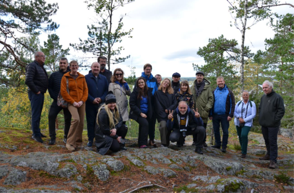 Ryhmäkuva ihmisistä luonnossa.