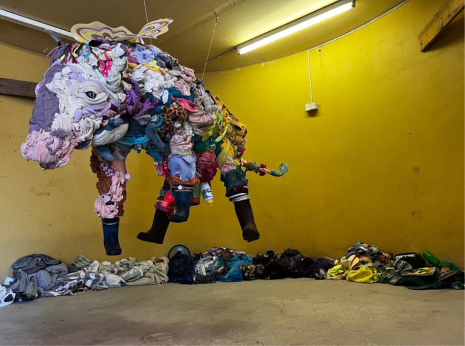 Kierrätysmateriaalista valmistettu lehmä.