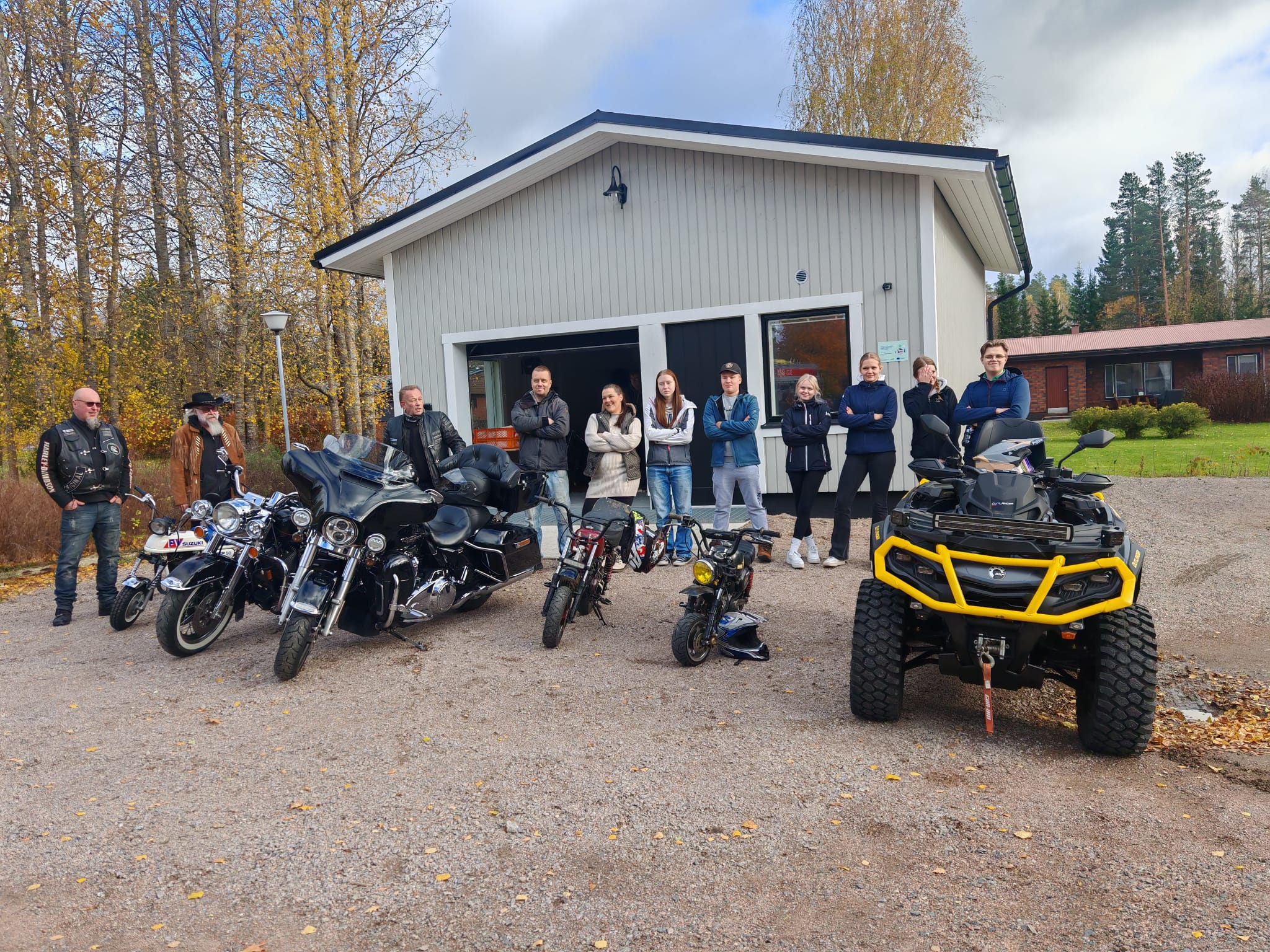 Nuorisoa mopopajan edessä kulkuneuvoineen.