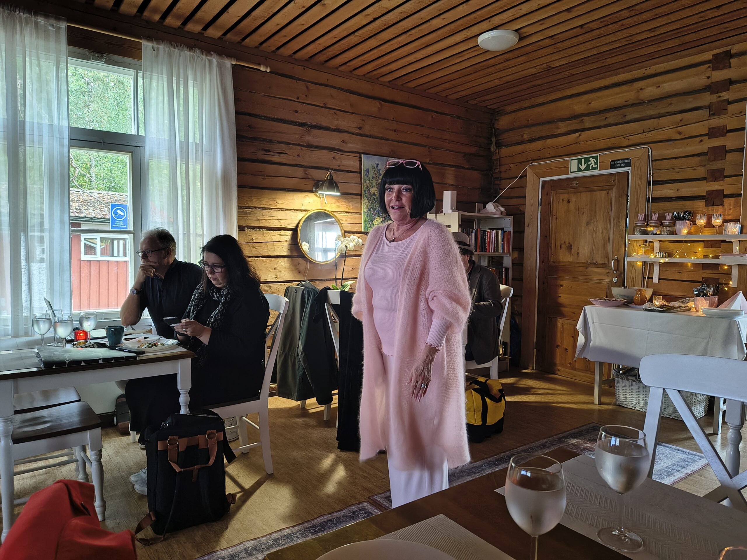 Toivolansaari Campingin yrittäjä Hanna Toivio esittelee paikkaansa hallituksemme jäsenille.