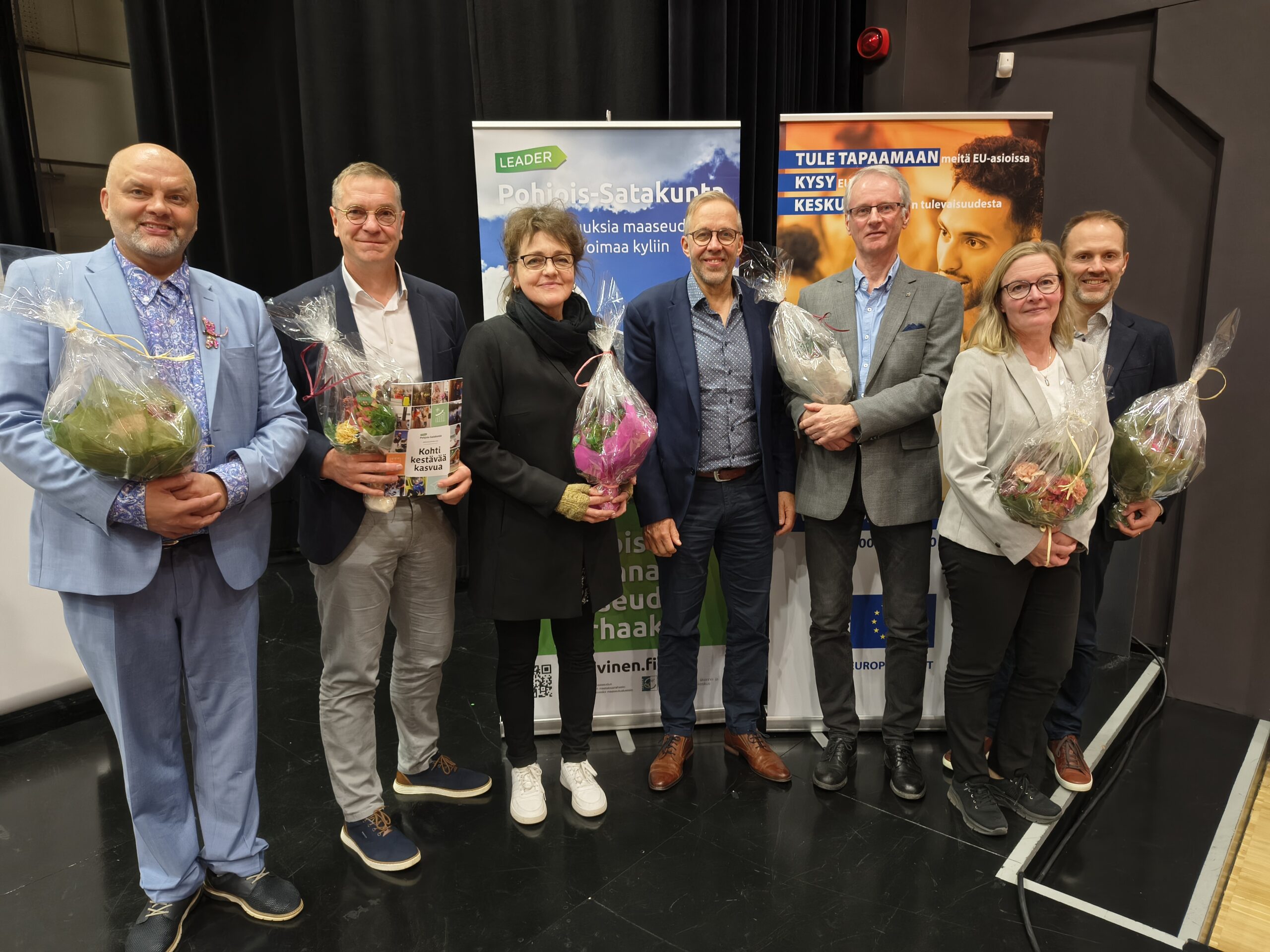 Ihmisiä kukitettuna irvissä.