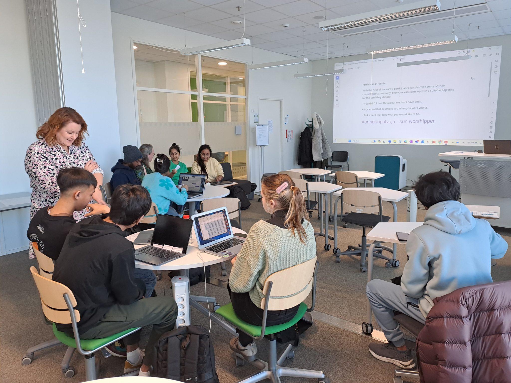 Kansainvälisiä opiskelijoita tervetuloatapahtumassa.