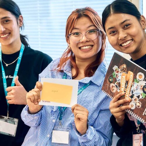 Nuoret poseeraavat kameralle.