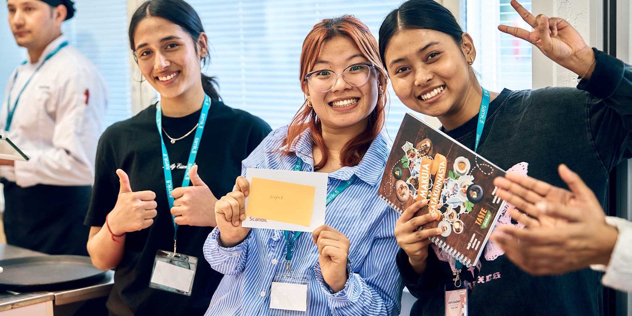 Nuoret poseeraavat kameralle.