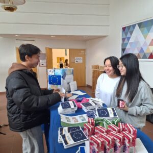 Eurooppatiedotus POP UP- Kankaanpään yhteislyseolla. Europe Directin harjoittelijana oli tänä vuonna Phoe Htet San (vasemmalla), joka on kansainvälisten opiskelijoiden juttusilla. @KristaAntila