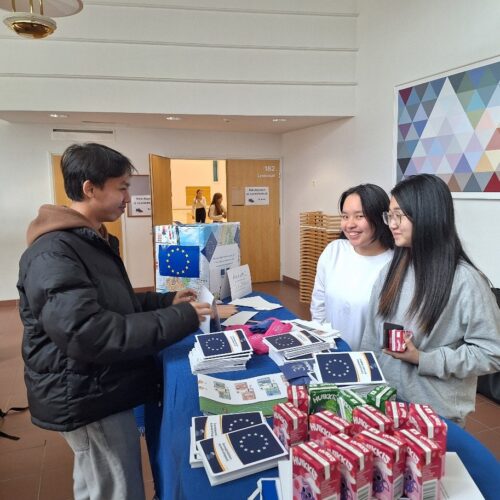 Eurooppatiedotus POP UP- Kankaanpään yhteislyseolla. Europe Directin harjoittelijana oli tänä vuonna Phoe Htet San (vasemmalla), joka on kansainvälisten opiskelijoiden juttusilla. @KristaAntila