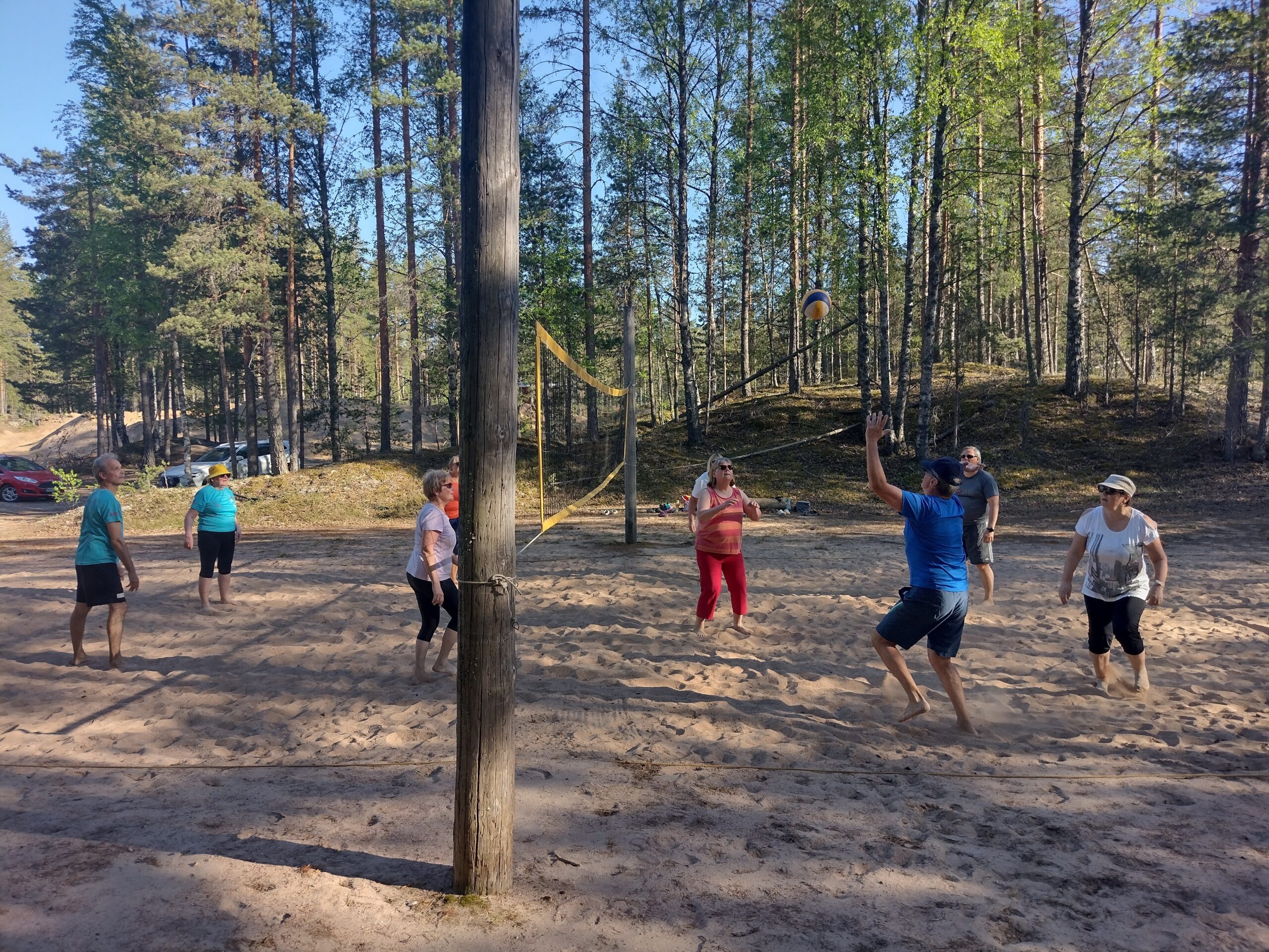 Ihmisiä pelaamassa lentopalloa.