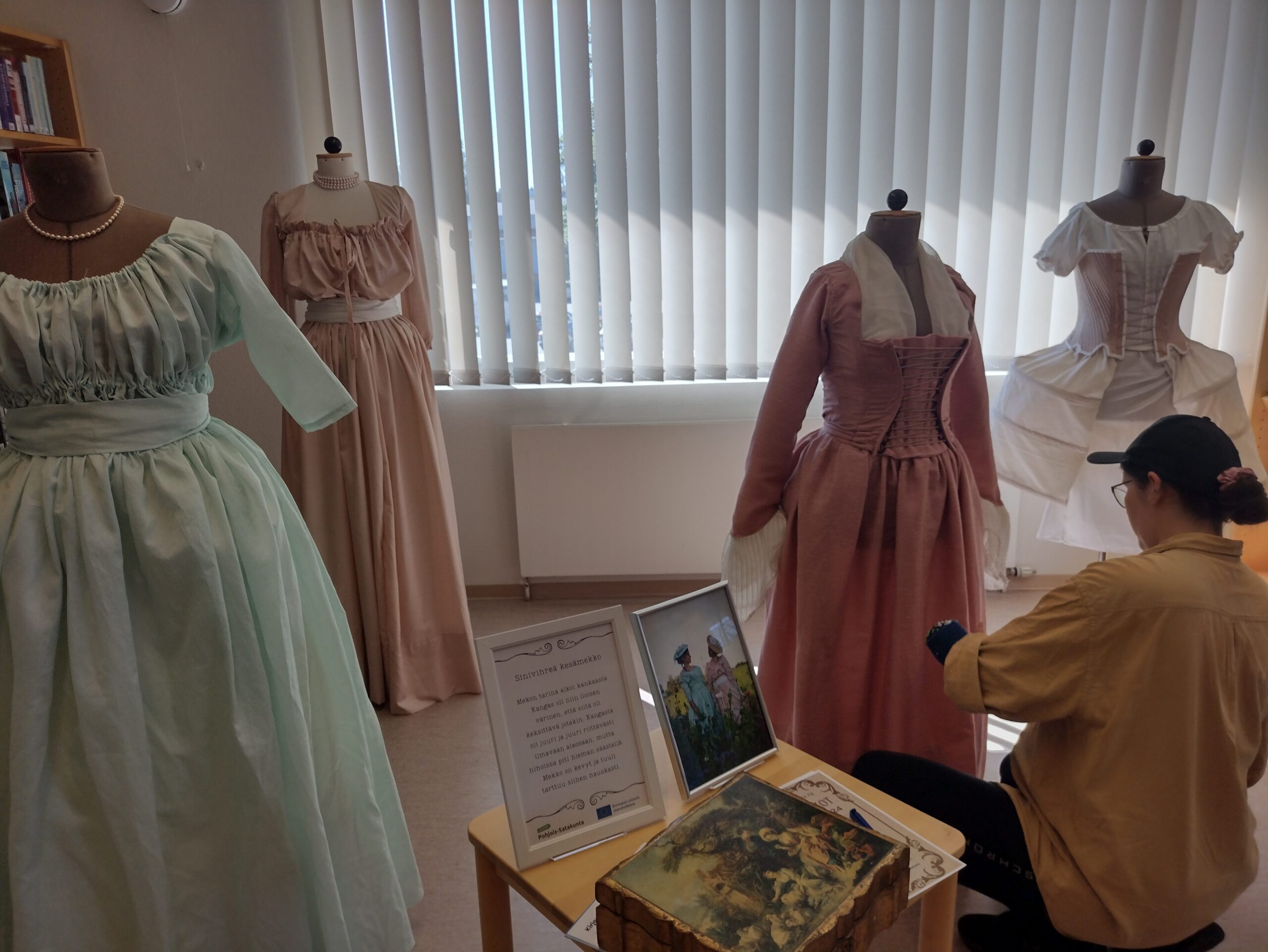 Pukunäyttelyä kokoamassa.