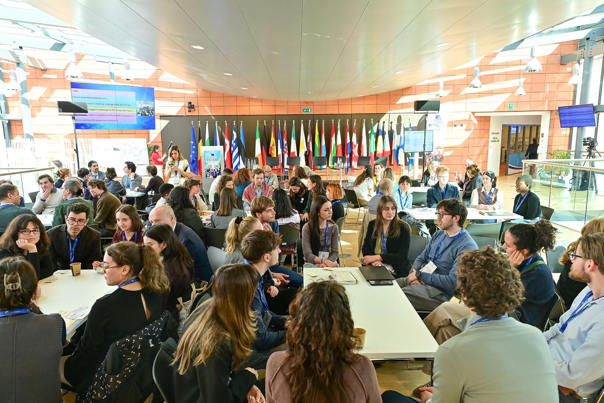 Ihmisiä kansainvälisessä messutapahtumassa.