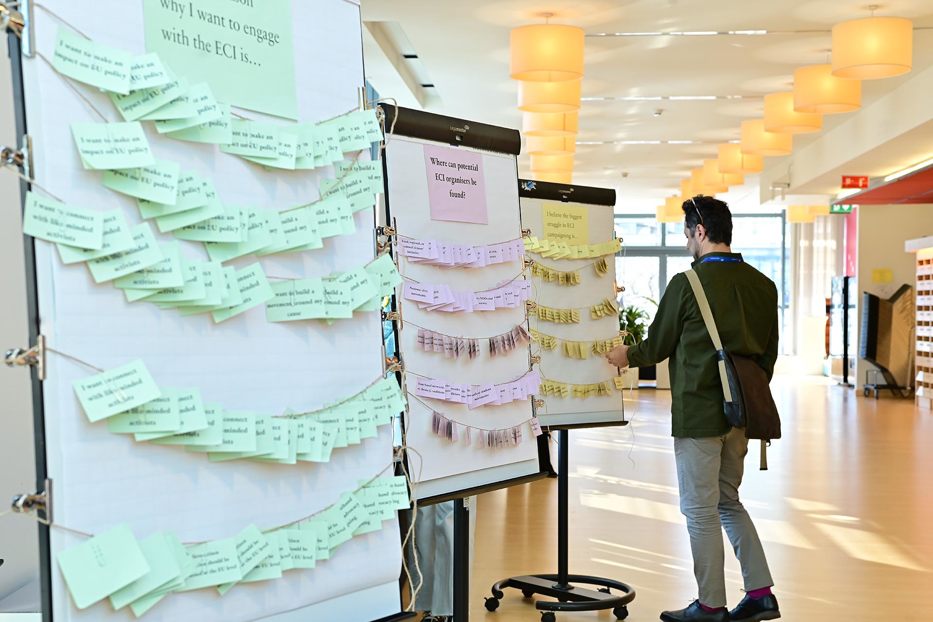 Ryhmätyöskentelyn post it lappuja seinällä.