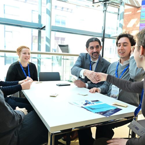 Ihmisiä pöydän ympärillä