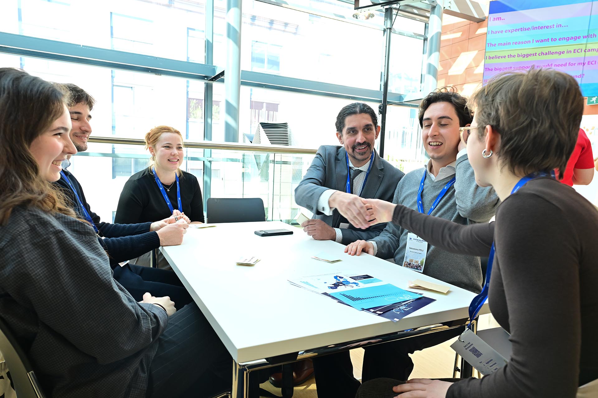 Ihmisiä pöydän ympärillä