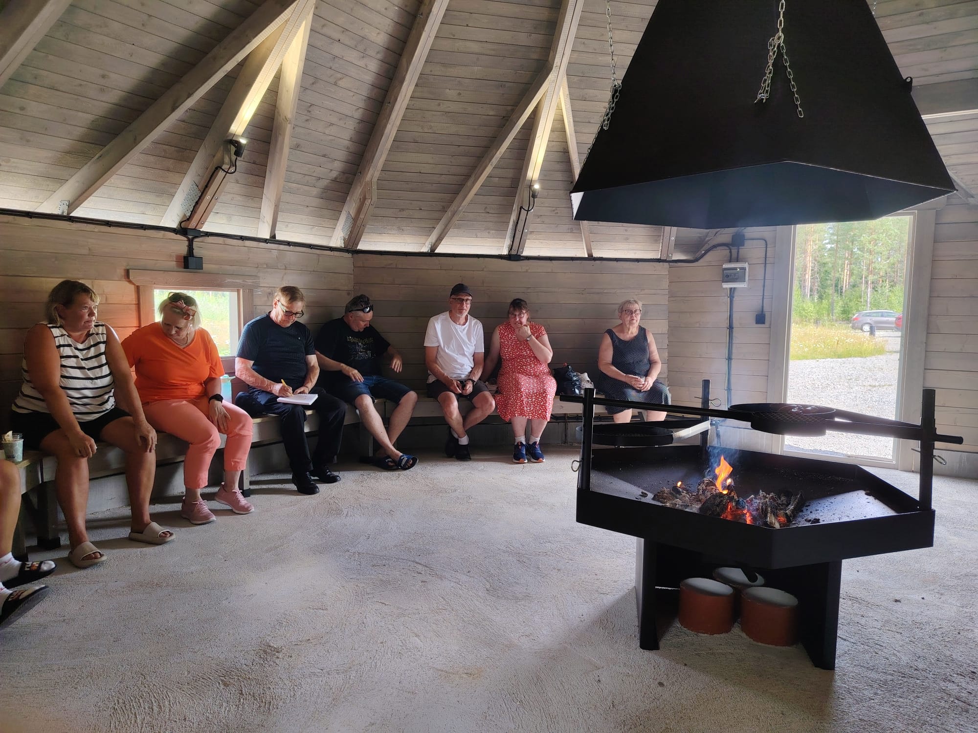 Ihmisiä istumassa kodassa.