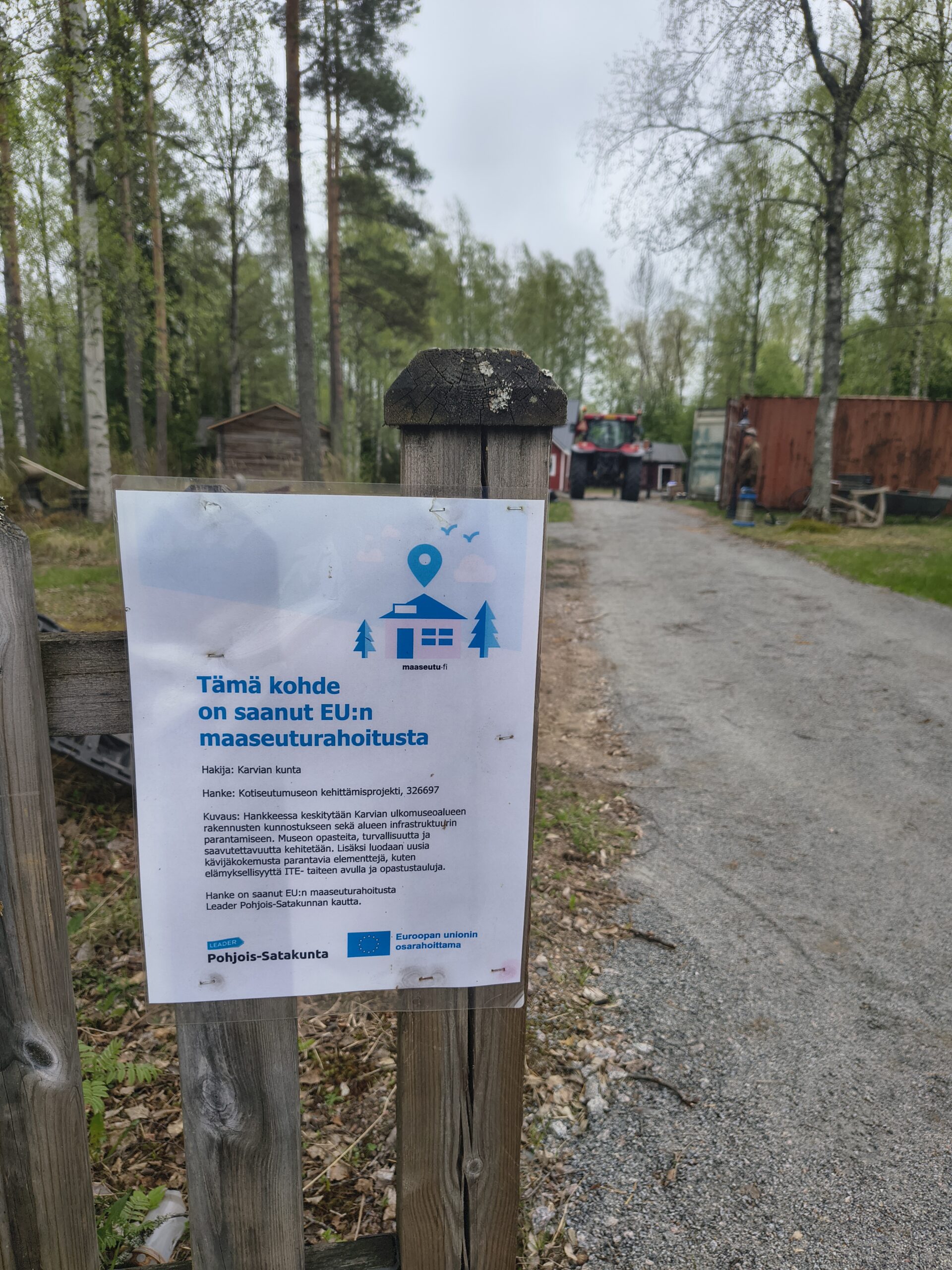 Karvian ulkomuseoalueen portilla Leader -juliste.