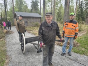 Ihmisiä talkoissa