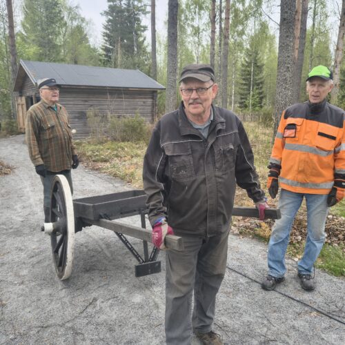 Ihmisiä talkoissa