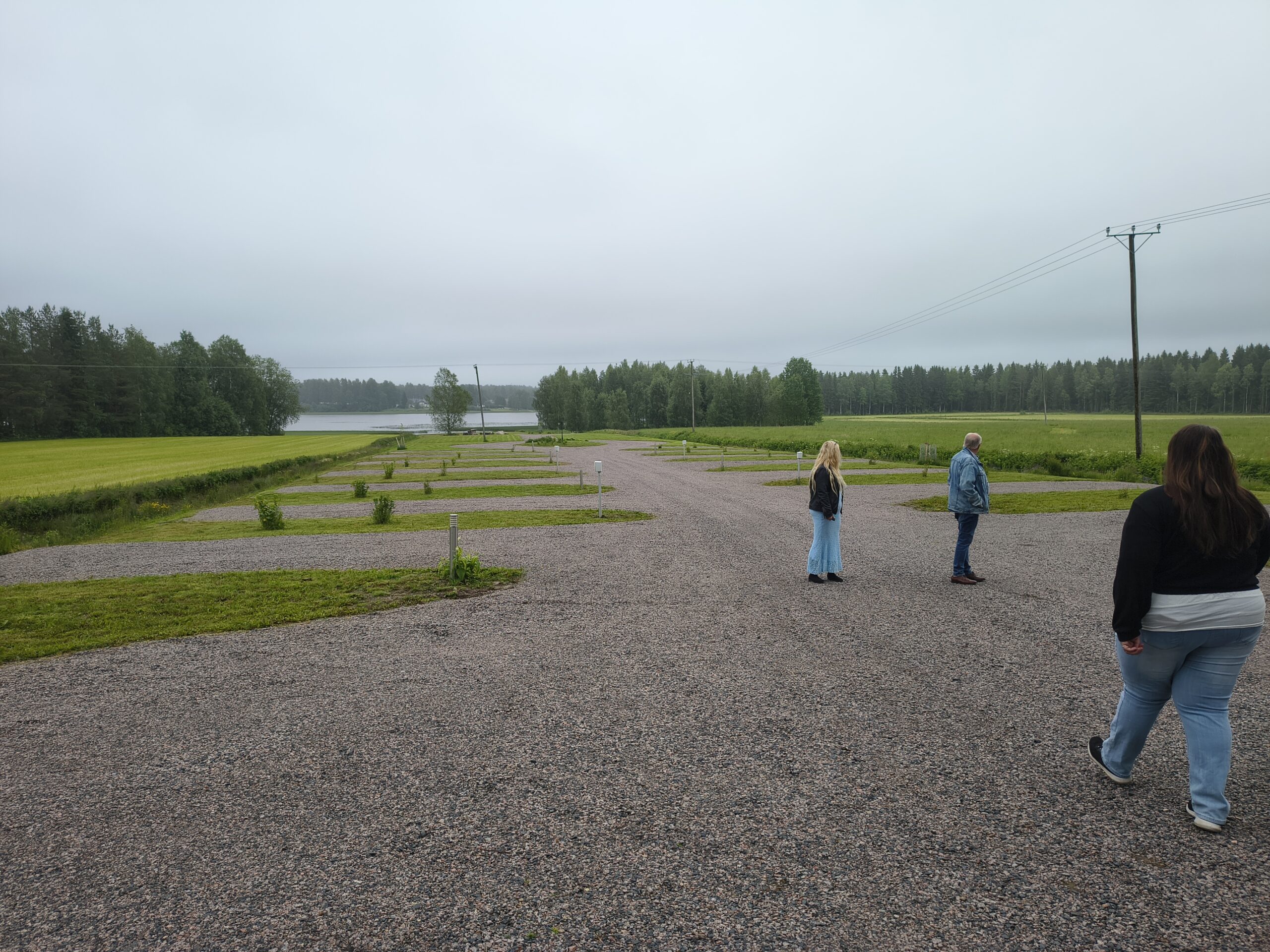 Matkaparkin parkkialue.