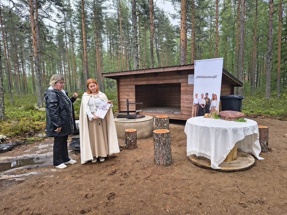 Metsäkuiskaajat esittelevät hankettaan.