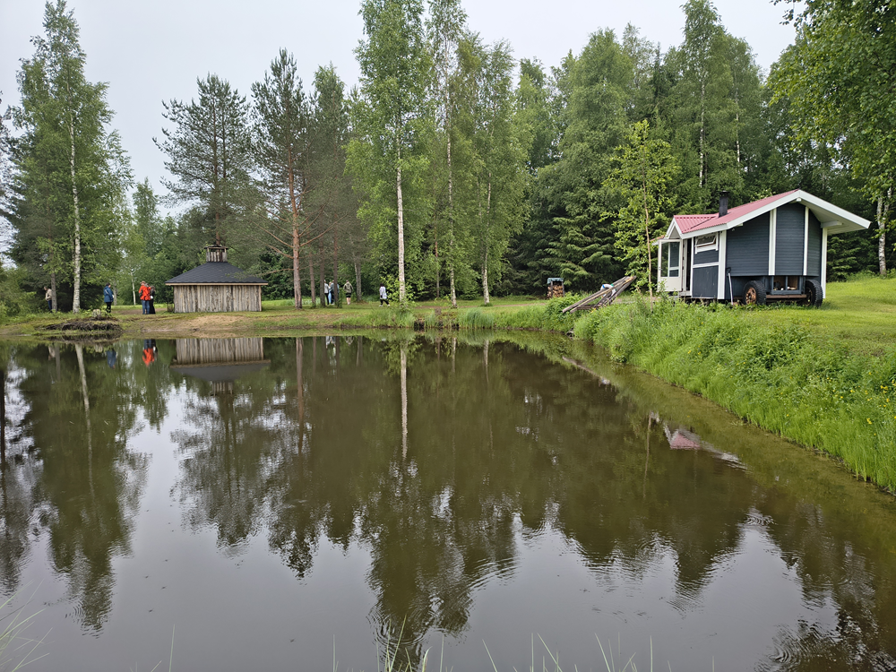Sauna, laavu ja uimalampi Karvian Karavaanilla. 