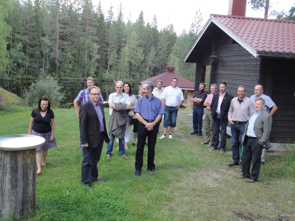 Ihmisiä tutustuu Leader kohteeseen.