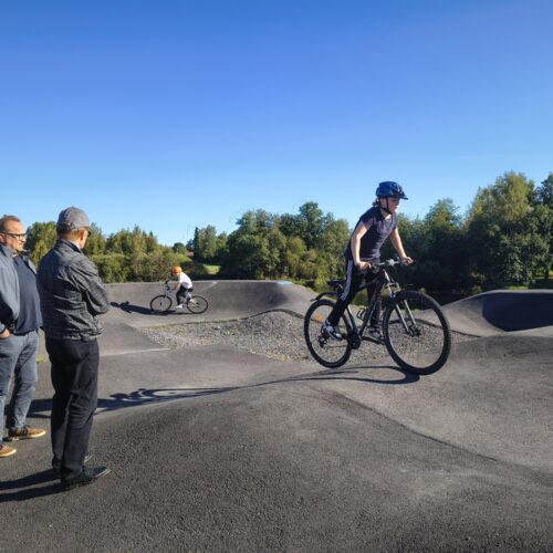 Ihmisiä tutustumassa Pumptrack rataan.