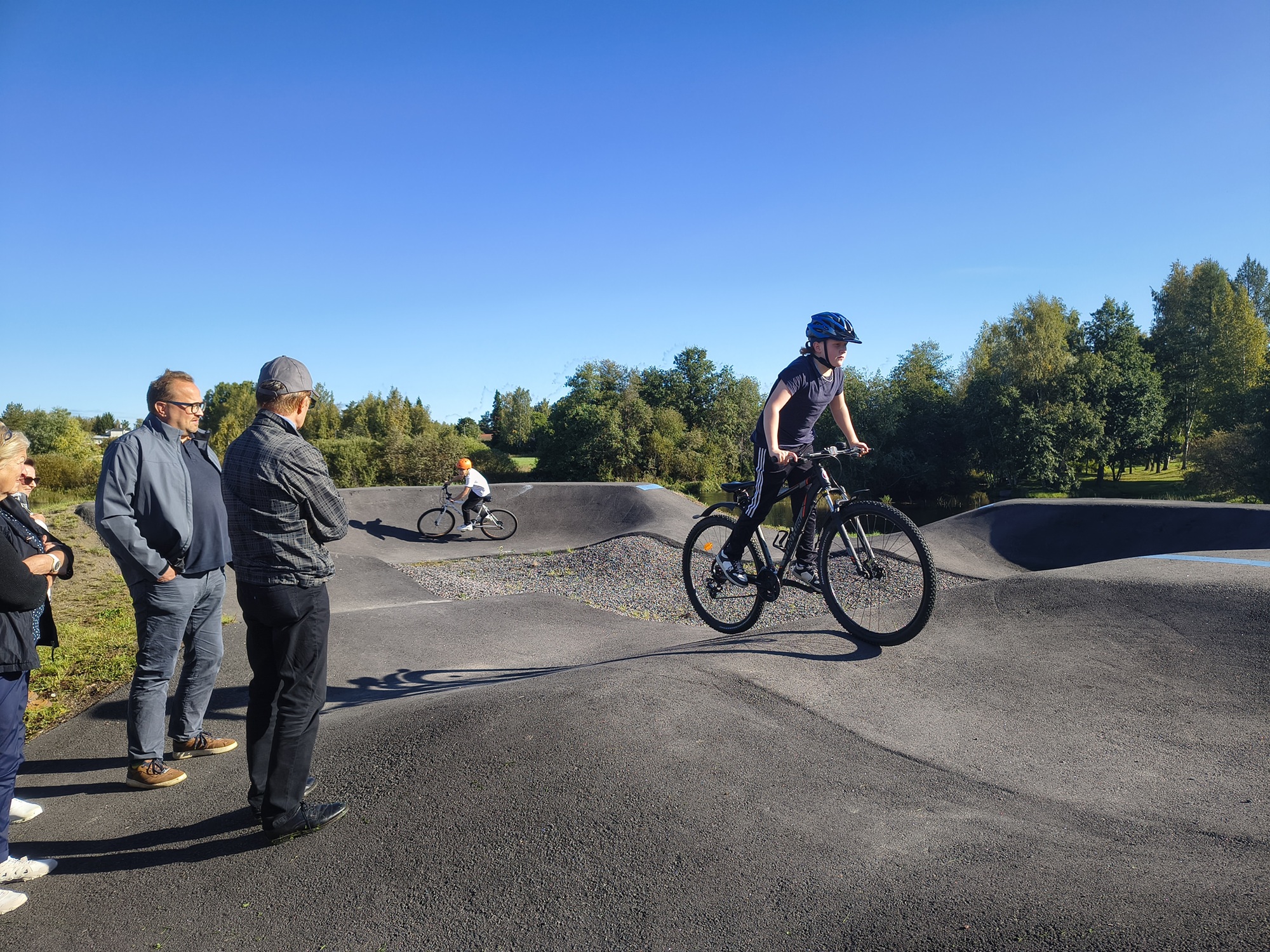 Ihmisiä tutustumassa Pumptrack rataan.