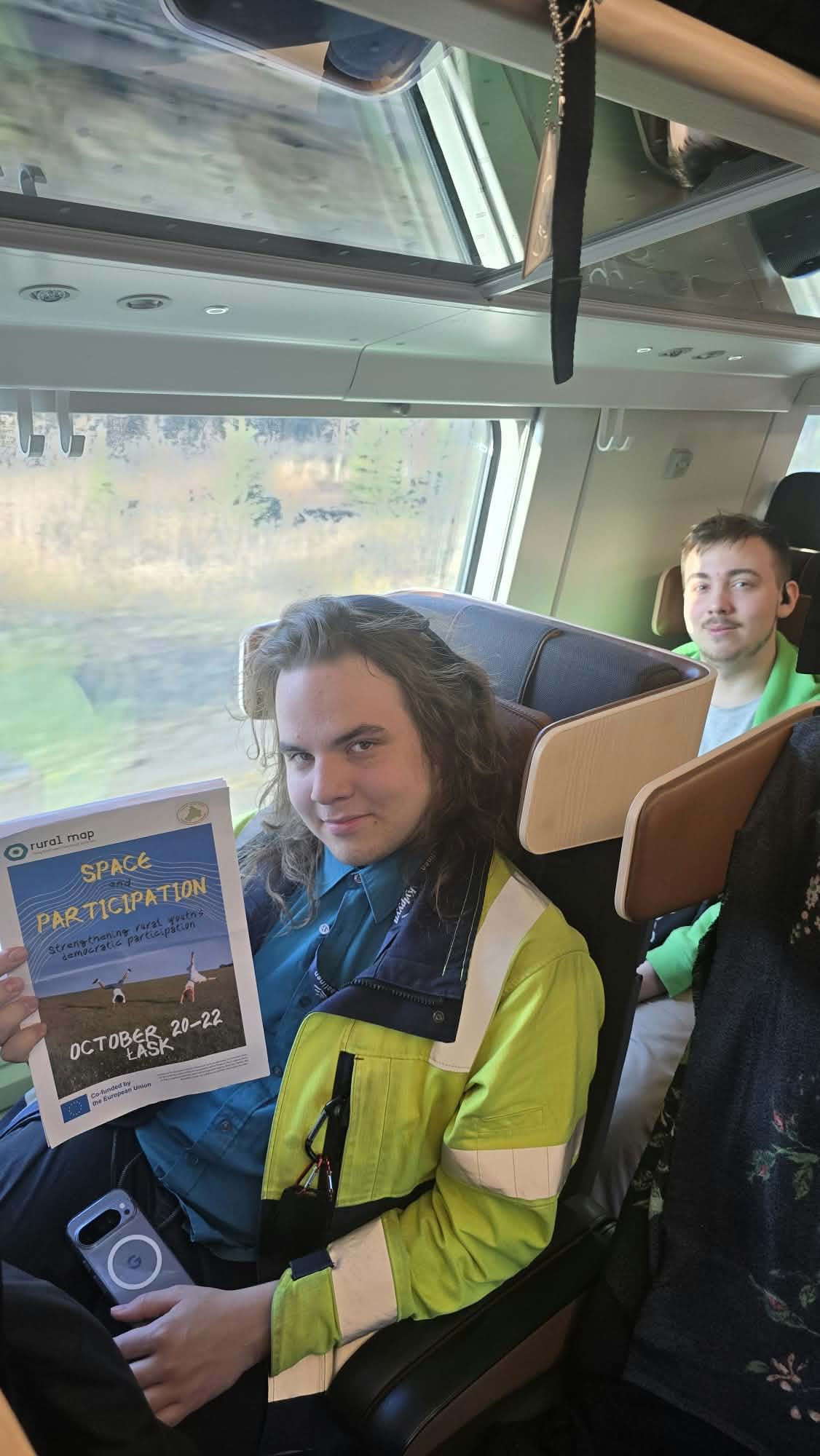 Junassa matkalla kohteeseen.