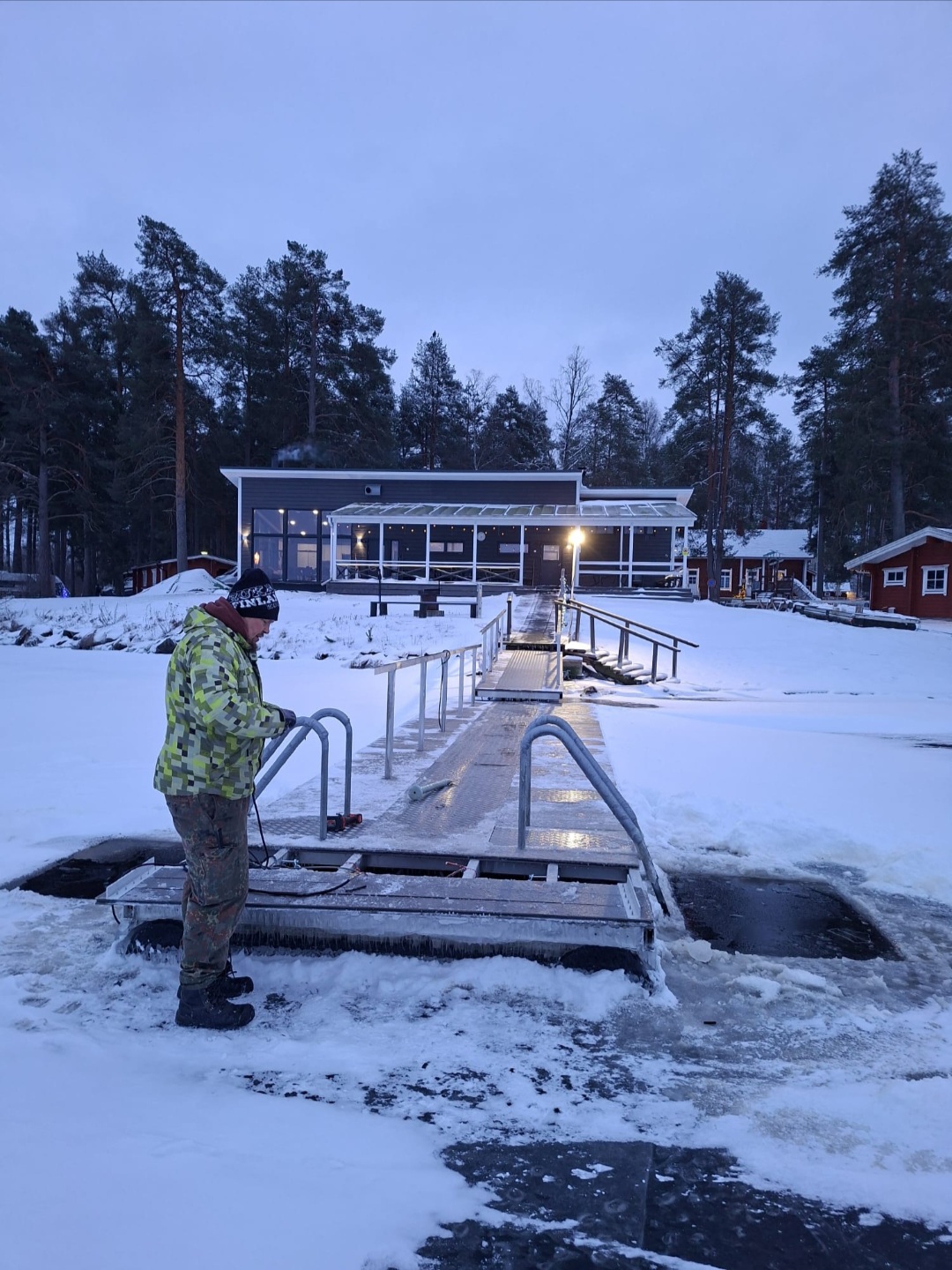 Uuden avantouintilaiturin testausta ja viimeisiä silauksia asennukseen.