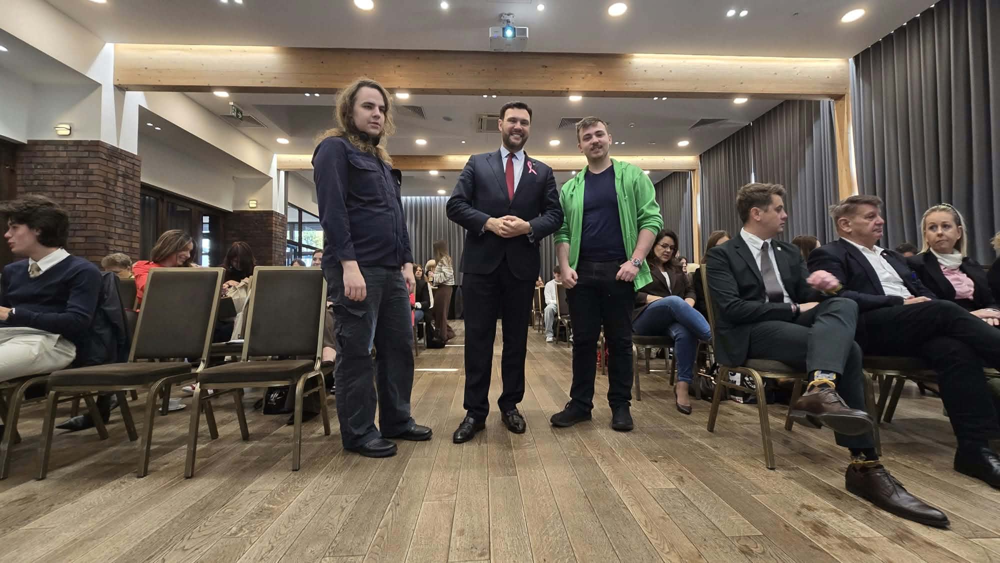 Ihmisiä keskustelemassa.